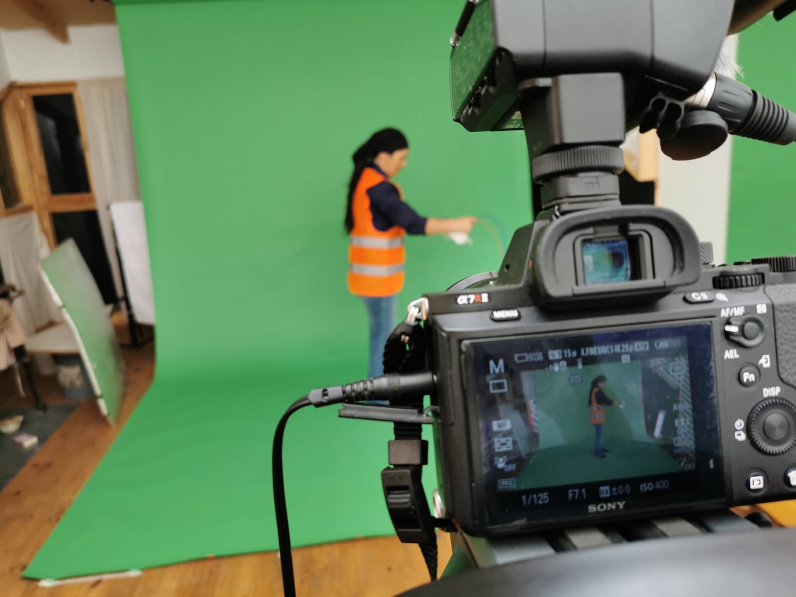 Miriam Álvarez shoots her section of the scene in the city of San Carlos de Bariloche.