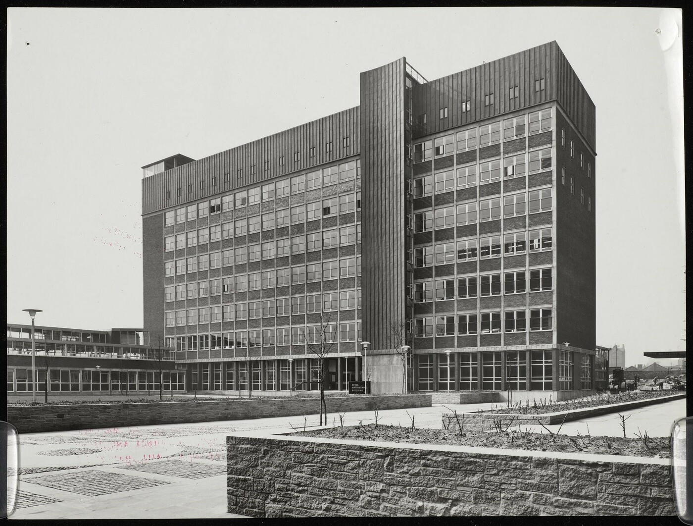 Monochrome photograph showing the Pariser Building.