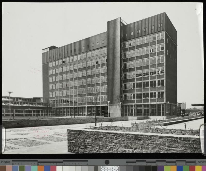 Monochrome photograph showing the Pariser Building.